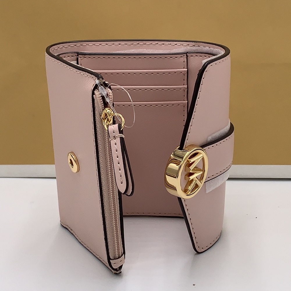 MICHAEL KORS
Carmen Medium Faux Leather Wallet
POWDER BLUSH COLOR - Picture 6 of 11